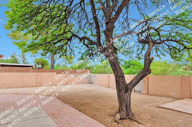 Building Photo - 7002 E Kirkland Dr