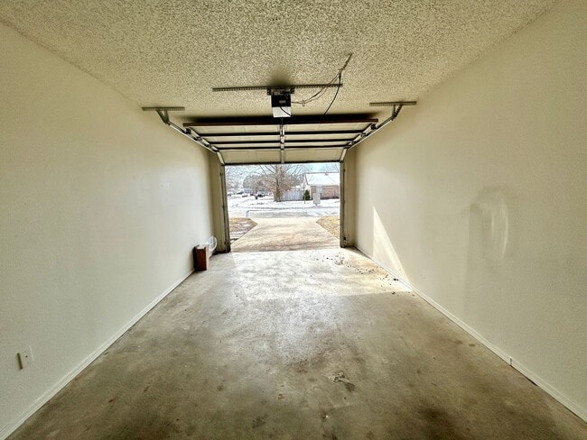 Building Photo - Elkins! 3 bed 2 bath with a huge fenced back yard