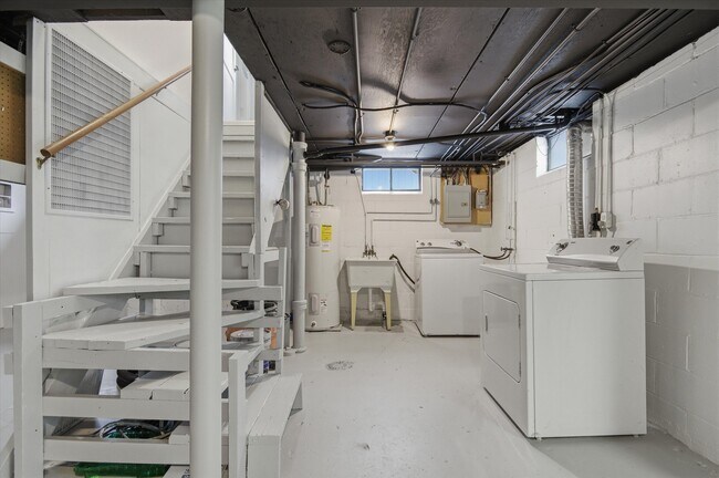 Building Photo - 2029 Ferdon Rd