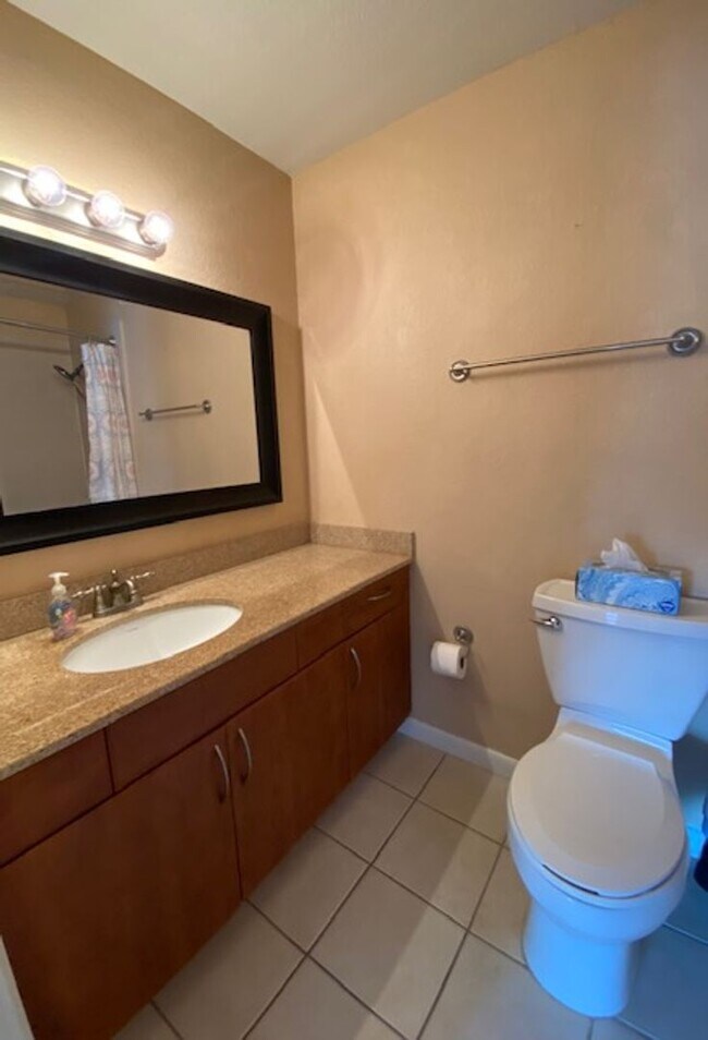 Building Photo - Top Floor 1 Bedroom condo in the gated com...