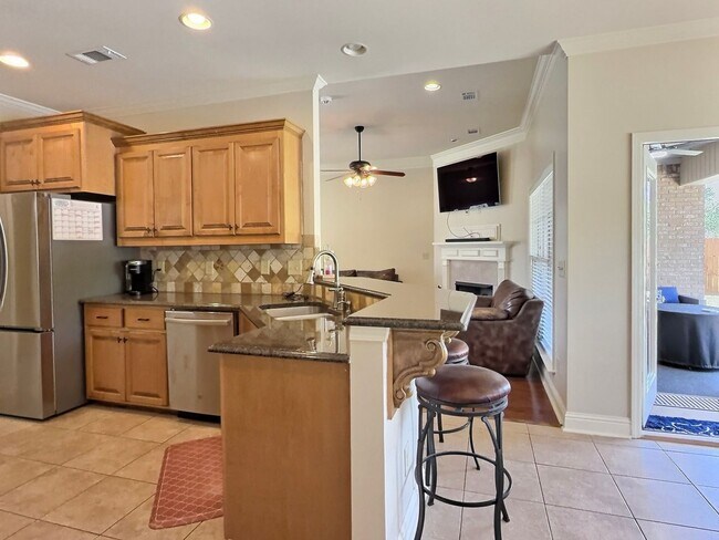 Building Photo - 4 Bed, 2 Full Bath Home w/ In-Ground Pool in Desirable Lake Forest!