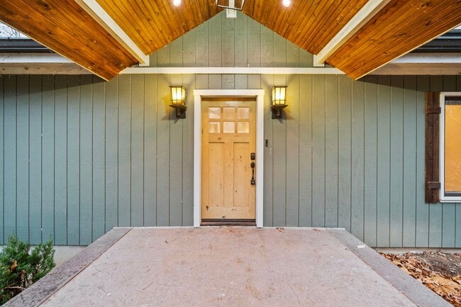 Building Photo - FREE RENT! Luxury Living on the River — Your Dream Home Awaits