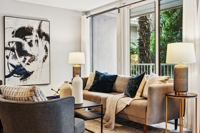 Building Photo - 1425 Lakeside Dr