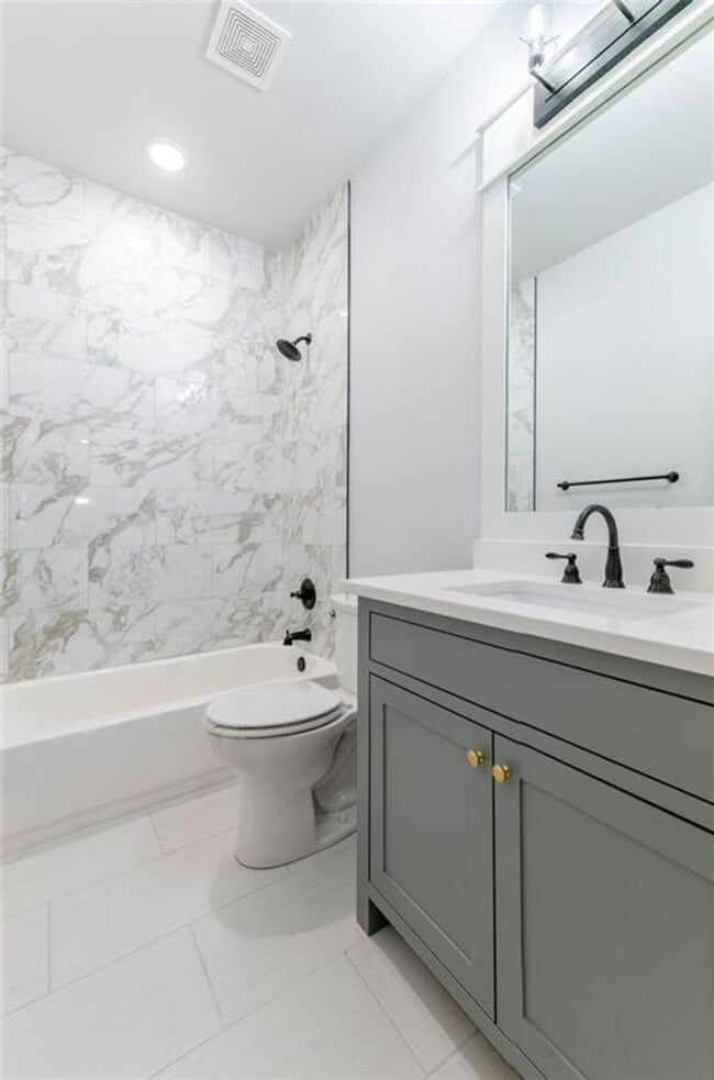 Building Photo - 5 bedroom CUSTOM BUILT home in Elm Springs MUST SEE