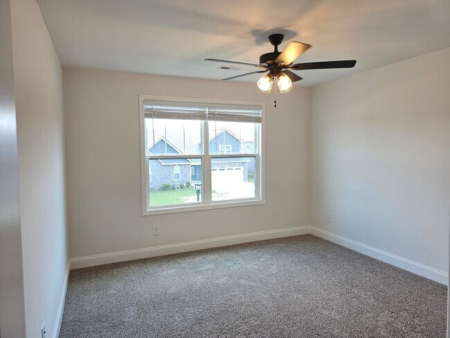 Building Photo - 6 bedroom/3 Baths + Bonus room!  Backs up ...
