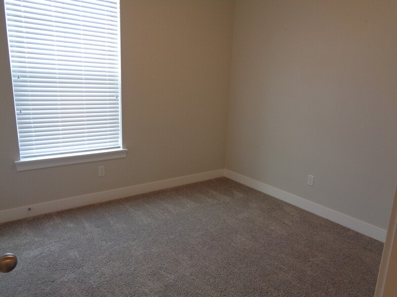 Building Photo - 1152 N West Rim Dr