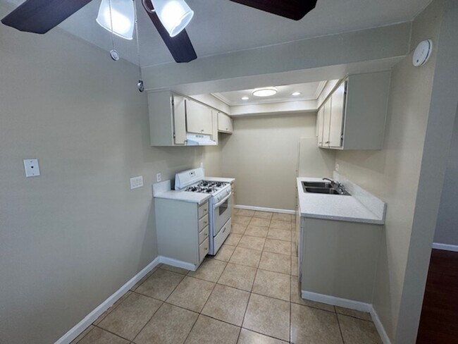 Building Photo - Long Beach 2 bed 1.5 Bath Condo - Pool, Laundry, & Parking included!