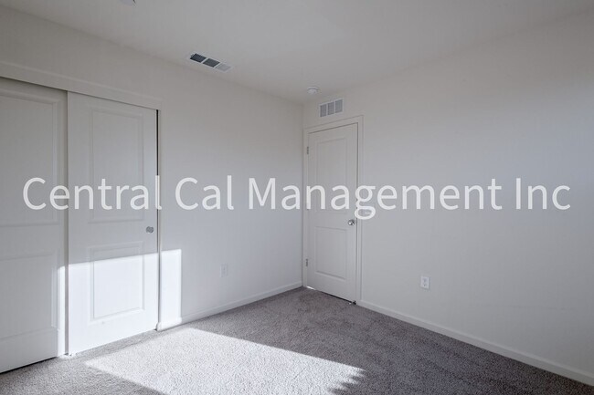 Building Photo - 4 Bedroom/2 Bath Home with Solar in the Desired Southwest - $2500 Per Month!