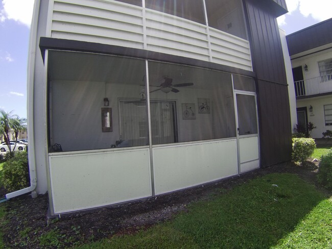 Building Photo - 980 Normandy U