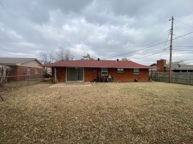 Building Photo - 3 bedroom 2 bath with extra storage!