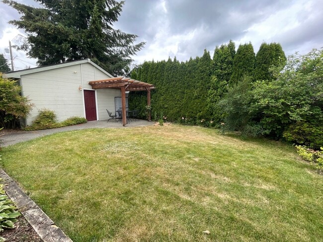 Building Photo - Beautiful 2 Bedroom Home on Spacious Corner Lot