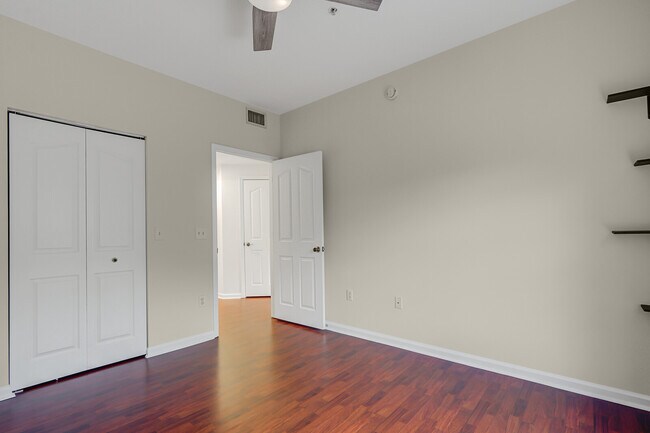 Building Photo - 826 Dakota Dr