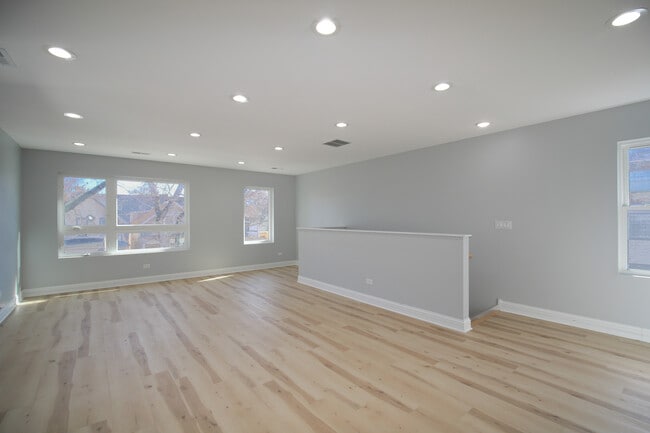 Building Photo - 836 N Parkside Ave