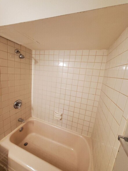 Building Photo - 2448 W Kilbourn Ave