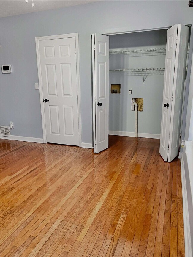 Building Photo - 100 Woodview Dr