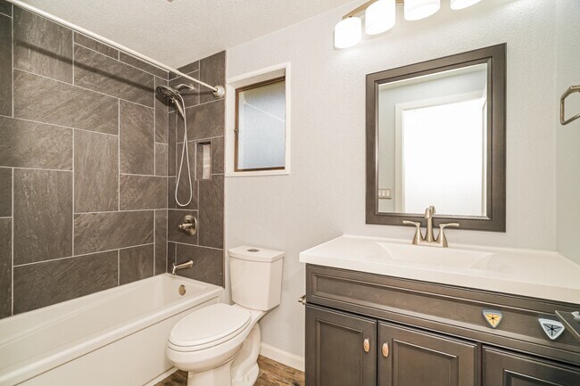 Building Photo - Beautifully Updated Mill Creek Home in Prime Location