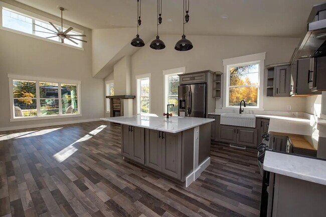 Building Photo - Beautiful and Spacious 3 Bed, 2.5 Bath Hom...