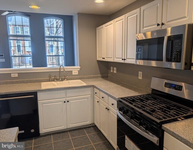 Building Photo - 1891 Crescent Park Dr