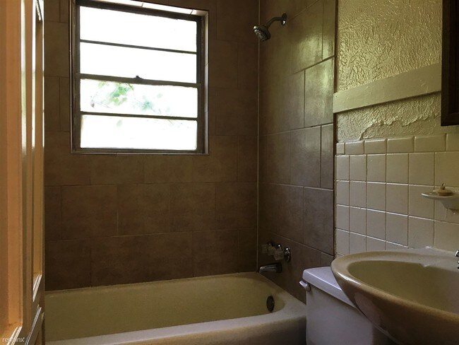 Building Photo - 3 br, 1 bath House - 1216 Knight St