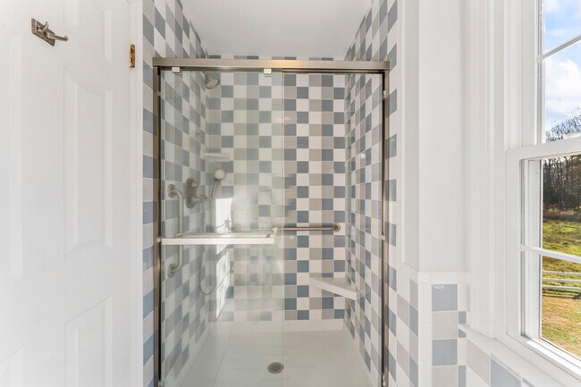 Building Photo - 23 Westview Dr