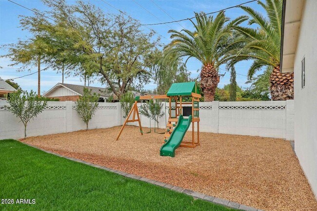 Building Photo - 8444 E Bonita Dr