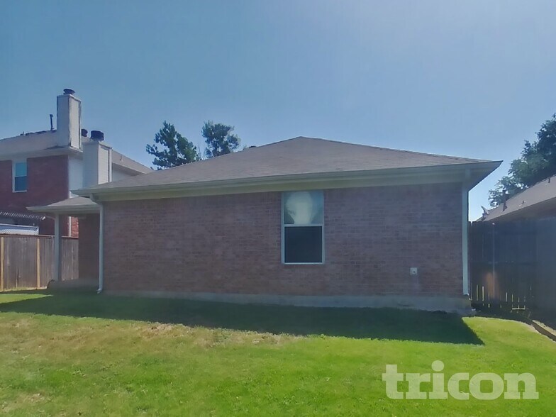 Building Photo - 621 Babbling Brook Dr