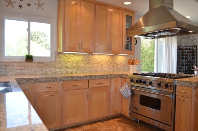 Viking Range and professional hood. - 725 1/2 W Pine Ave
