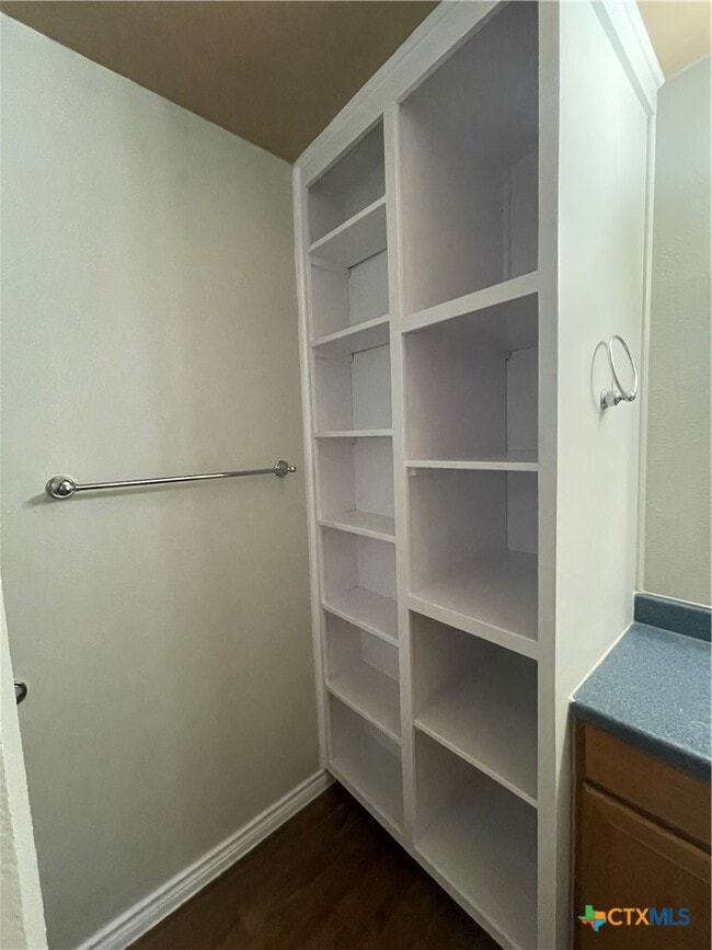 Building Photo - 542 Lonesome