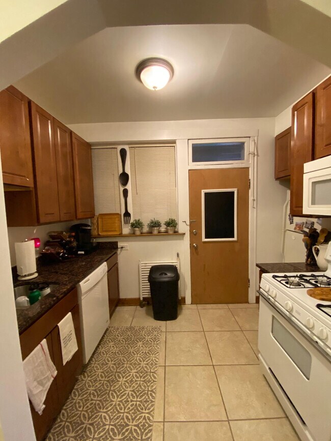 Building Photo - 1427 N Artesian Ave