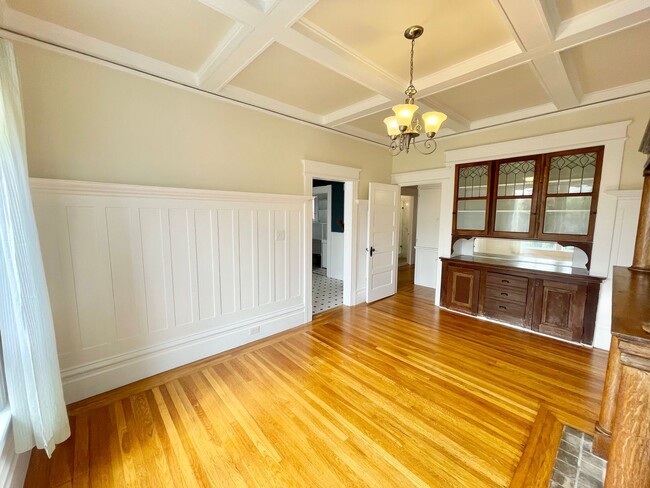 Building Photo - Wonderful Light and Bright Top Floor 2BR/1...