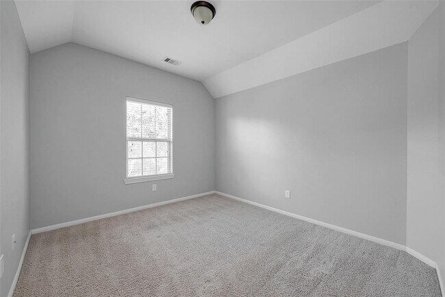 Building Photo - 46 Sandwell Place
