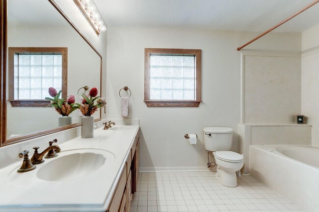 Building Photo - Spacious home on 1/3 of an acre w/ BONUS F...