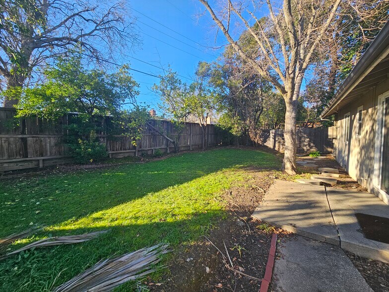 Building Photo - 819 Linden Ln