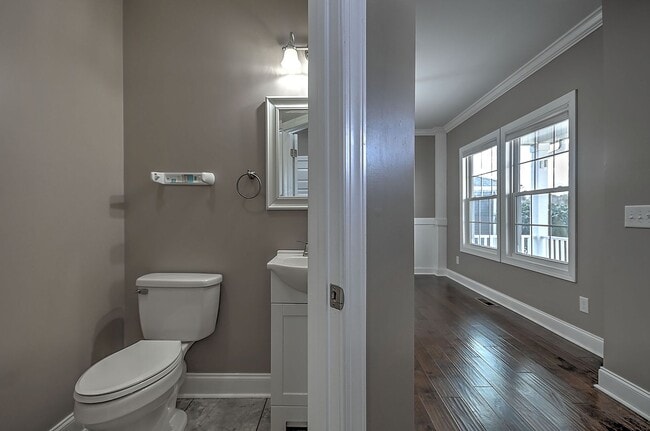 Building Photo - 4 Bedroom / 2.5 Bath Home  Kingsport, TN