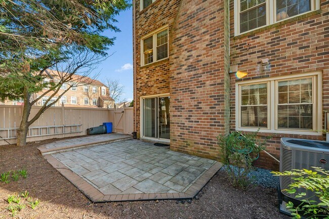 Building Photo - 4 Bedroom, 3.5 Bath Furnished Townhouse Available