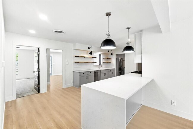 Building Photo - 6906 Twin Crest Dr
