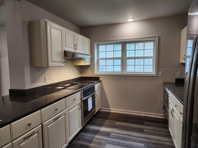 Building Photo - 4 Bed / 3 bath Downtown Jonesboro