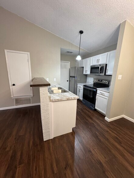 Building Photo - 6101 Parkwood Dr