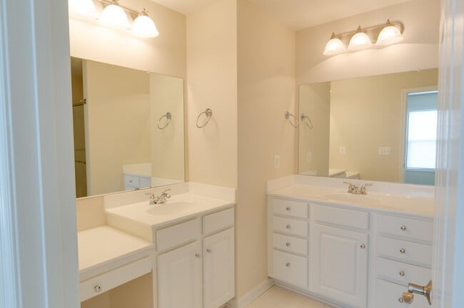Building Photo - 2170 Saranac Ct