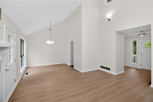 Building Photo - 6118 Plumcrest Rd
