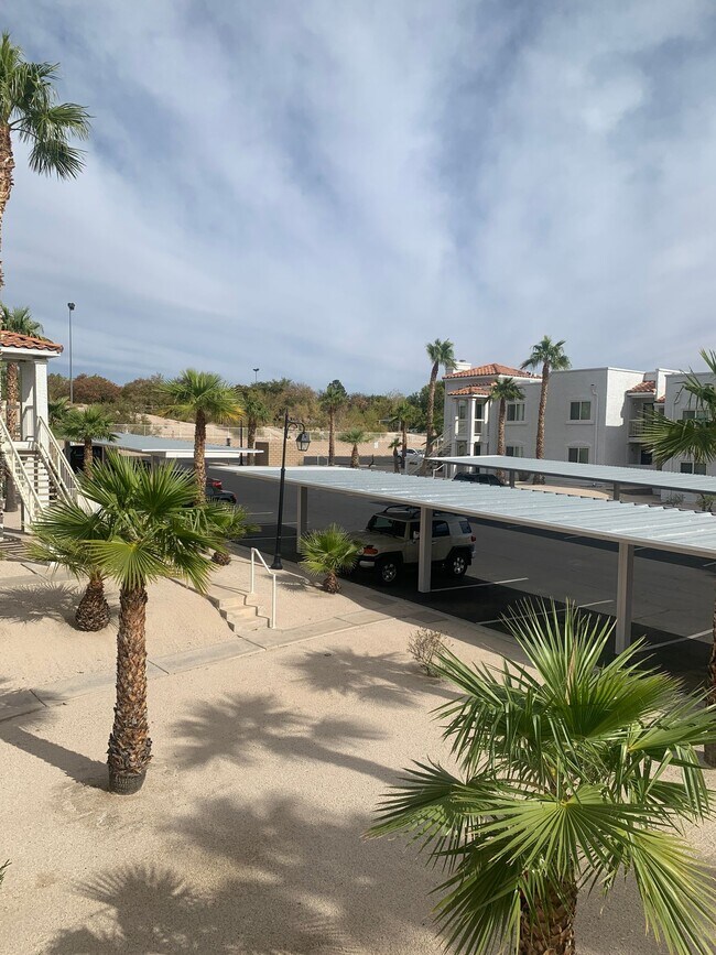 Building Photo - Las Palmas Condo