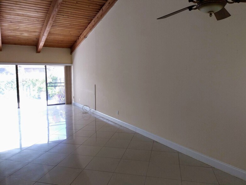 Building Photo - 2675 S Parkview Dr