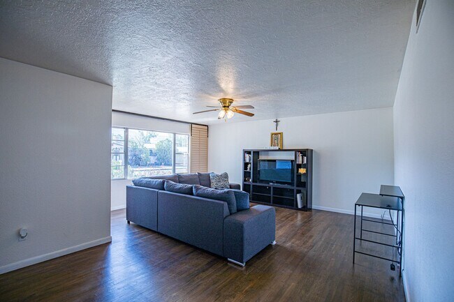 Building Photo - 4 Bedroom 2 Bathroom