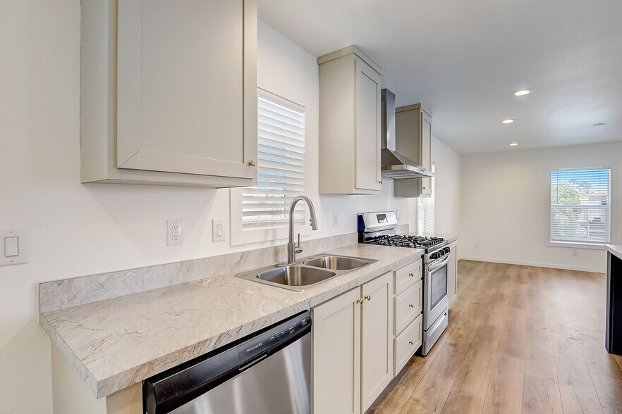 Building Photo - 3139 E Sahara Ave