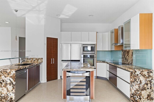 Building Photo - 926 Marina Dr