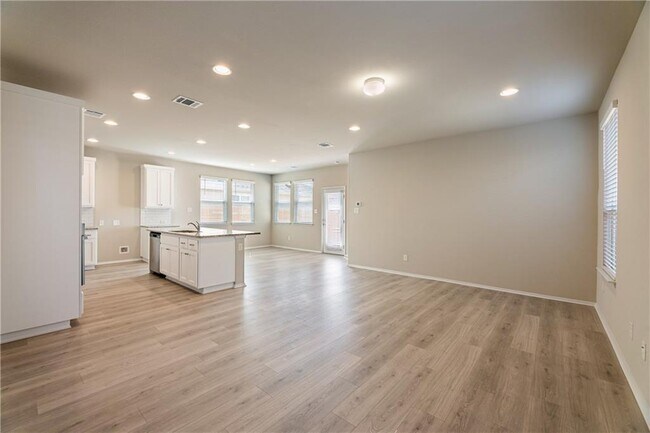 Building Photo - 220 Trailside Ln