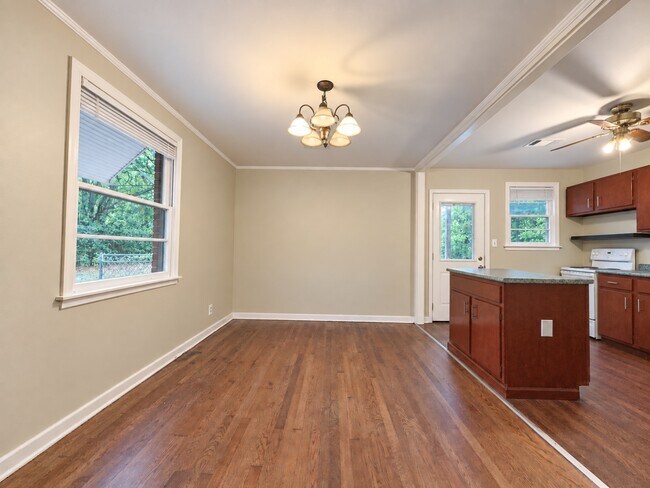 Building Photo - 4229 Hickory Dr
