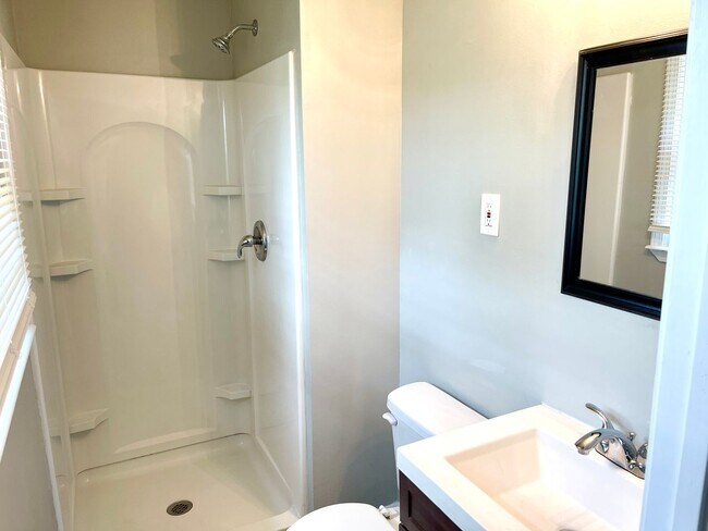 Building Photo - Welcome to this charming 4 bedroom, 2 bath...