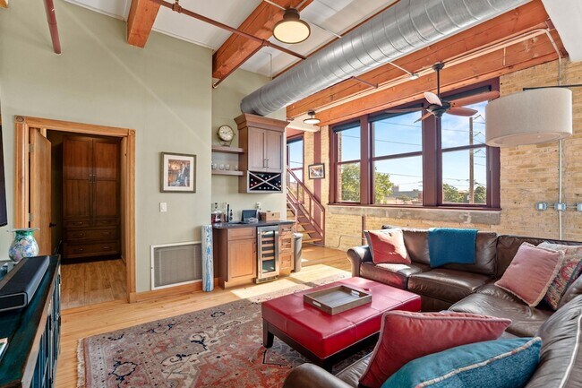 Building Photo - 215 W Maple St