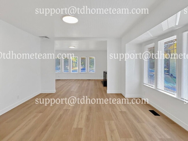 Building Photo - 617 3rd Ave S